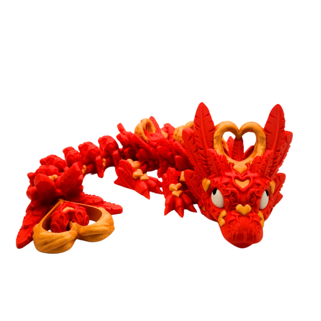 Ein Drache der von Kopf bis Schwanz mit Herzen dekoriert ist. Am Schwanz hat er außerdem ein drehbares Herz.
