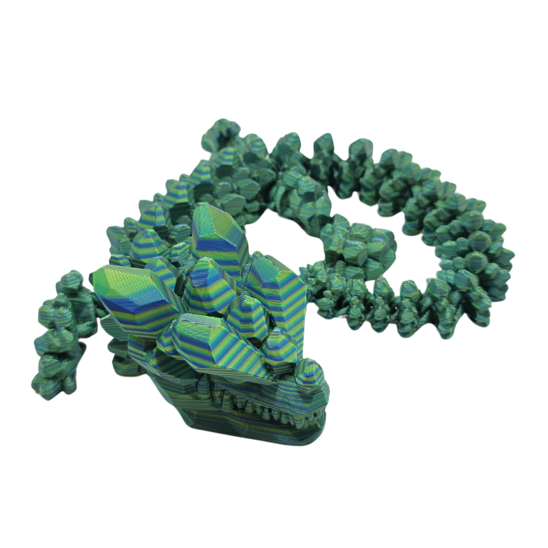 Es ist ein großer langer Drache der eine Optik aus Steinen hat