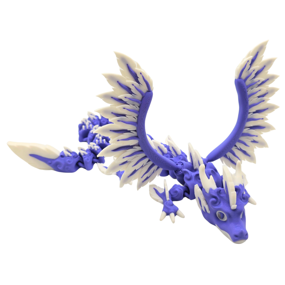 Dieser Windschneider Drache hat große Flügel und ist verziert mit Federn.