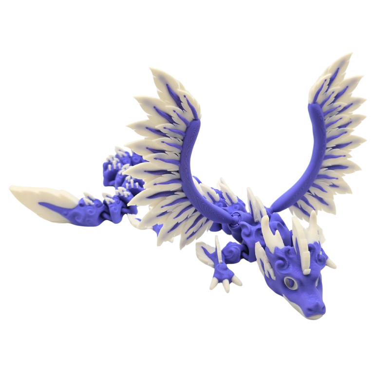 Dieser Windschneider Drache hat große Flügel und ist verziert mit Federn.